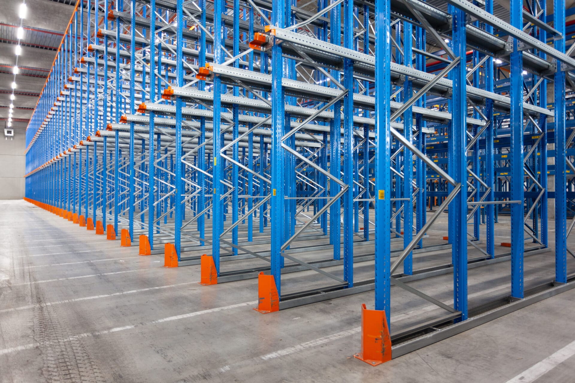 Carton flow and pallet racking in a distribution warehouse