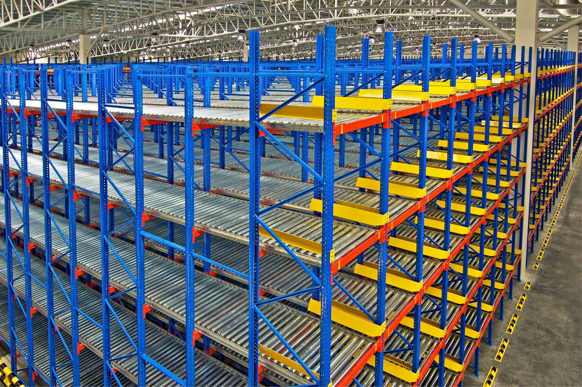 wire decking - Storage shelf in warehouse distribution center